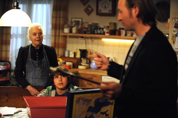 Bild 1 von 11: Gregor will Felix mit Zaubertricks beeindrucken. Von links: Theresa Brunner (Ursula Erber), Felix Kramer (Shayan Hartmann) und Gregor Brunner (Holger M. Wilhelm).