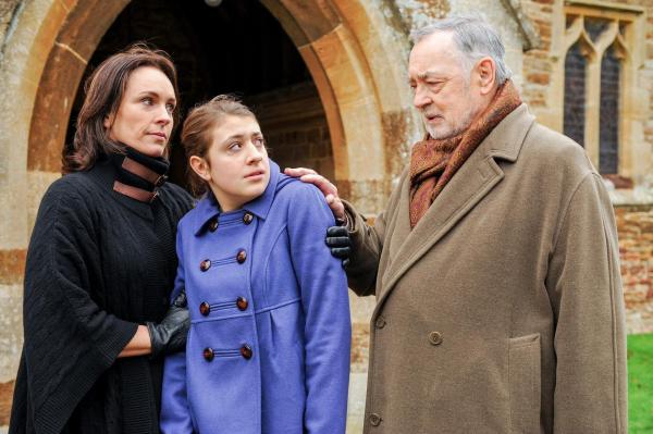 Bild 1 von 11: Im Bild (v.li.): Juliet Aubrey (Selina Mortmaigne), Georgia Groome (Briony Motmaigne), Richard Johnson (Augustus Mortmaigne).