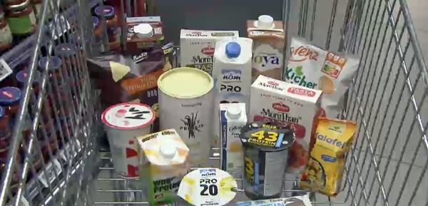 Bild 1 von 5: Egal ob Joghurt, Pizza oder Energy-Drink - Lebensmittel mit vielen Proteinen liegen im Trend. Schwarz verpackt und oft von Fitness-Influencern präsentiert, werden sie als Teil eines gesunden Lebensstils beworben. Besonders bei der körperbewussten jungen Generation kommen die Produkte gut an. Viele versprechen sich davon abzunehmen oder gar Muskeln ohne Sport aufzubauen. Ein Milliarden-Geschäft für die Industrie, denn Extra-Protein bringt Extra-Marge. Extra-Abzocke, sagen Konsumentenschützer. Denn zugesetztes Protein, wie etwa Molkeneiweiß, ist nicht nur hochverarbeitet, sondern auch ein Nebenprodukt aus der Käseherstellung. Ein Resteiweiß, das als gesunder Zusatzstoff teuer verkauft wird. Auch Ernährungswissenschaftler und Mediziner warnen vor einem Zuviel an Eiweiß. Denn Energie, die der Körper nicht braucht, lagert er als Fett ein.