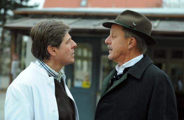 Bild 1 von 9: Roland wundert sich über Schattenhofers neu gewonnene Größe. Von links: Roland Bamberger (Horst Kummeth) und Lorenz Schattenhofer (Werner Rom).