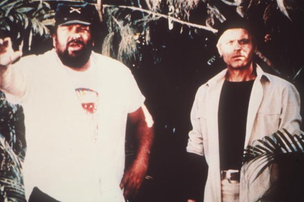 Bild 1 von 13: Nachdem Alan (Terence Hill, r.) und Charlie (Bud Spencer, l.) über Bord gegangen sind, erreichen die beiden eine einsame, idyllische Insel. Doch der Schein trügt ...