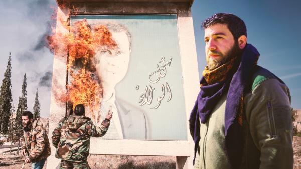 Bild 1 von 3: Mustafa Al-Allusch aus Idlib (r.) hat zusammen mit anderen Rebellen den Umsturz in Syrien herbeigeführt.