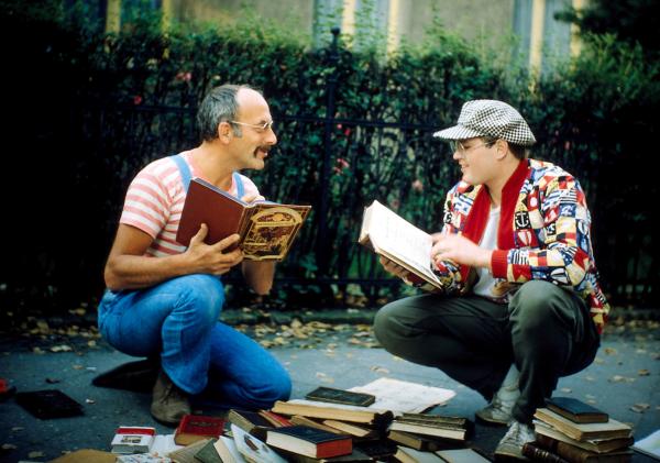 Bild 1 von 2: Peter (Peter Lustig) sucht in vielen Büchern eine schöne Geschichte.