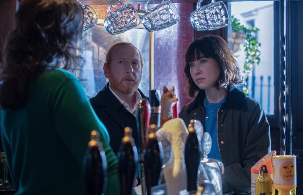 Bild 1 von 6: DI Max Arnold (Adrian Scarborough) und DS Layla Walsh (Vanessa Emme) machen den Pub ausfindig, den Jack kurz vor seinem Tod besucht hat.