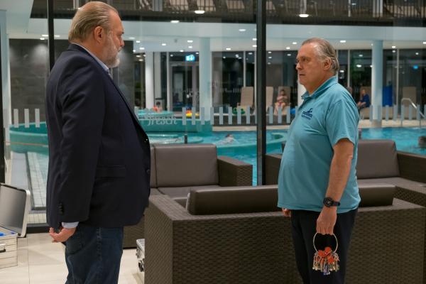 Bild 1 von 10: Hauptkommissar Richard Voss (Jan-Gregor Kremp) erhofft sich, von Bademeister Josef Hichler (Jockel Tschiersch, r.) mehr Informationen zu seinem aktuellen Fall zu erhalten.