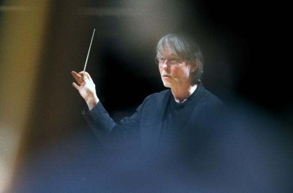 Bild 1 von 3: Unter der erstklassigen musikalischen Leitung von Esa-Pekka Salonen und dem Orchestre de Paris erstrahlen Millepieds Choreographien in voller Ausdruckskraft.