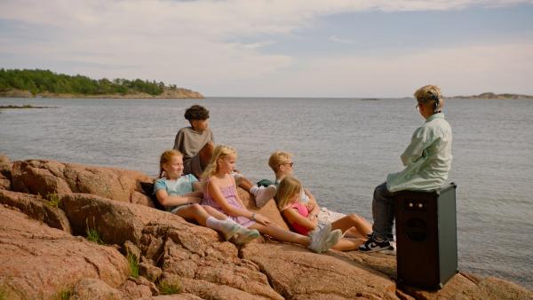 Bild 1 von 3: Silje (Idun Dahlskås Urnes, 5.von links) ist genervt. Ihren schönsten Platz am Meer haben auch andere für sich entdeckt.