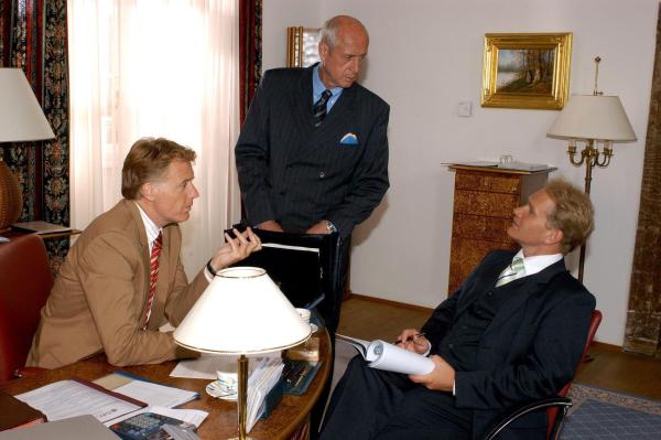 Bild 1 von 1: Im Bild (v.li.): Albert Fortell (Felix Hofstätter), Heinz Trixner (Vinzenz Strobel), Joachim P. Assböck (Philipp Ortner).