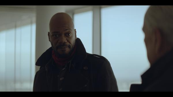 Bild 1 von 5: Souleymane (Claude Musungayi) verabschiedet sich am Flughafen von Alidor. Es gibt nichts, was ihn hier noch hält.