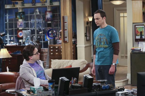 Bild 1 von 14: Wird, wenn er erkältet ist, zur wahren Furie und geht Leonard (Johnny Galecki, l.) und dem Rest der Clique gehörig auf die Nerven: Sheldon (Jim Parsons, r.) ...