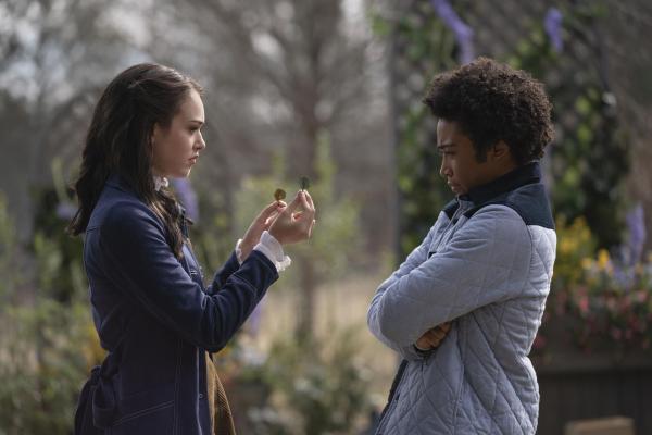 Bild 1 von 11: Josie Saltzman (Kaylee Bryant, l.); MG Greasley (Quincy Fouse, r.)