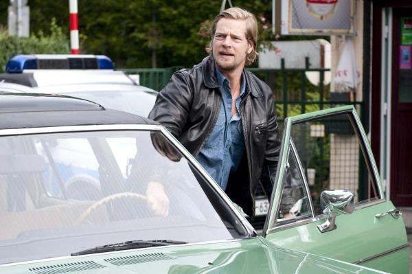 Bild 1 von 21: (2. Staffel) - Beruflich bekommt Mick (Henning Baum) gewaltigen Ärger. Sein Chef und ehemaliger Partner will seine unorthodoxen Alleingänge nicht länger dulden ...