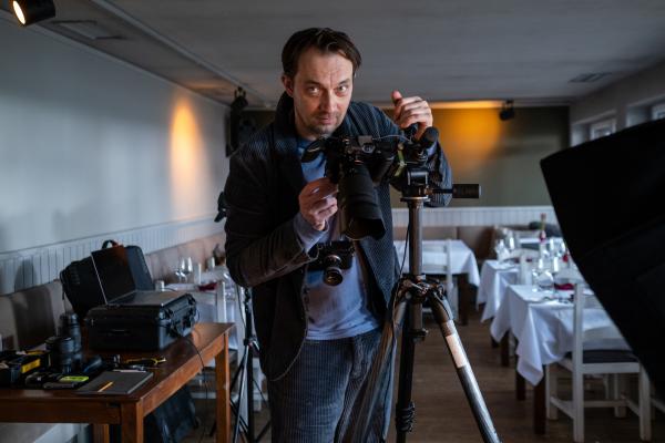 Bild 1 von 11: Nur noch ein Foto: Knut Küster (Steven Scharf) ist Fotograf und ein langjähriger Freund von Wolf Voss. Er ist nicht nur für seine kulinarischen Fotografien gefragt, sondern hat auch Fotos für den bekannten Sylt-Kalender geschossen. Daher kennt er auch Ina.