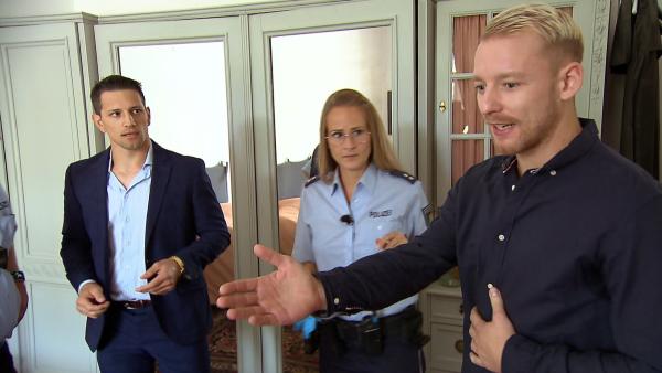 Bild 1 von 3: In eine Villa wurde eingebrochen. Nun stellt die Polizei fest: Der oder die Täterin muss unter den anwesenden Personen sein.