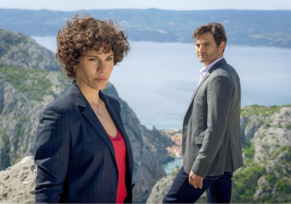 Bild 1 von 1: Im Bild: Kommissarin Stascha Novak (Jasmin Gerat, li.) und ihr Kollege Emil Perica (Lenn Kudrjawizki) sind am Ort des Geschehens.