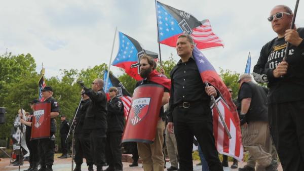 Bild 1 von 4: Zusammen mit Neonazis demonstriert der Ku-Klux-Klan für \