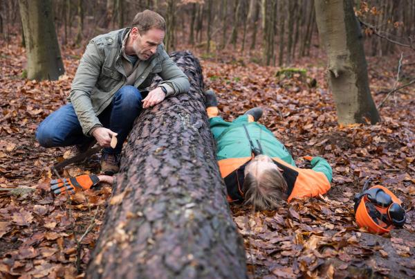 Bild 1 von 10: Dr. Kai Hoffmann (Julian Weigend, li.) findet bei einer Wanderung den schwer verletzten Forstarbeiter Jens Kling (Michael A. Grimm, li.).