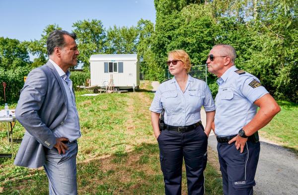 Bild 1 von 1: Im Bild: Bauunternehmer Peter Lorenz (Michael Masula, li.) behauptet gegenüber den Ermittlern Nele Fehrenbach (Floriane Daniel, M.) und Paul Schott (Tim Wilde, re.), dass auf seinem Bauland keine geschützte Vogelart nistet.