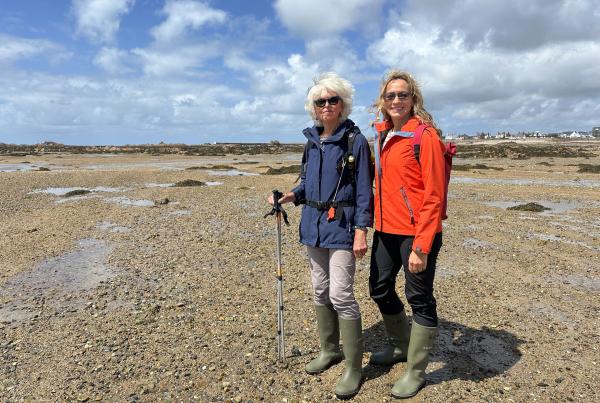 Bild 1 von 3: Tamina Kallert (r) wandert mit der Geografin und Wanderführerin Trudie Hairon-Trox bei Ebbe durch die Königliche Bucht von Grouville.