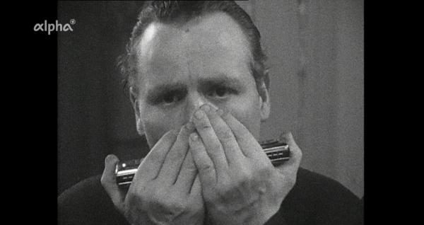 Bild 1 von 4: Heiligabend 1968 in einer Kneipe in St. Pauli - mit allen, die dort zu tun haben: Seeleute, einsame Rentner, Prosituierte, Zufallsgäste. Ein Gast spielt auf der Mundharmonika \