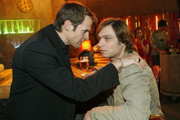 Bild 1 von 14: Paolo (Thorsten Feller, l.) fordert Bruno (Tim Sander, r.) eindringlich auf, die Hände von Kim, seiner Braut, zu lassen.