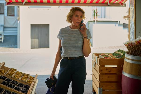 Bild 1 von 9: Kriminalkommissarin Doro Beitinger (Franziska Weisz) zwischen Familieneinkauf und Ermittlung.