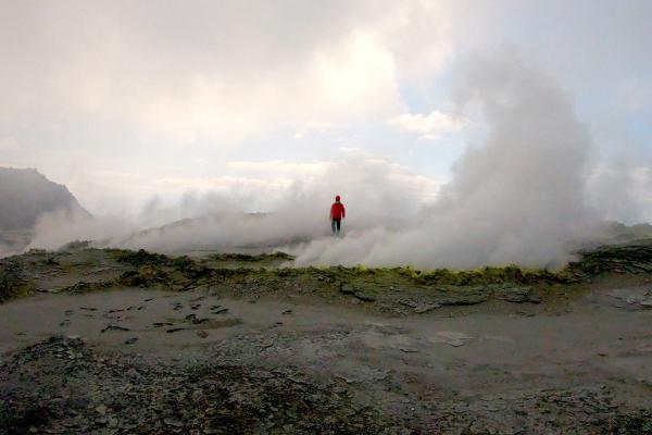 Bild 1 von 6: Der Vulkan Iodake nimmt mehr als die Hälfte der Insel Satsuma-Iojima ein. Fast tausend Jahre lang haben die Menschen hier vom Schwefelabbau gelebt.