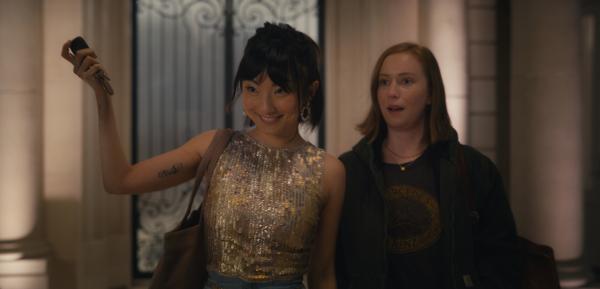 Bild 1 von 3: Ava (Hannah Einbinder, r.) trifft auf Kiki (Poppy Liu, l.), Deborahs charismatische Black-Jack-Dealerin, die ihr unerwartete Seiten der gefeierten Comedian offenbart.