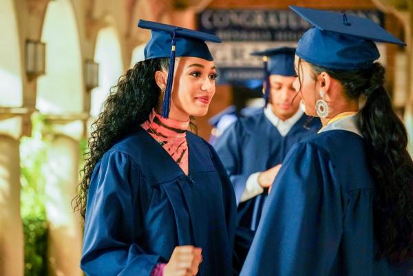 Bild 1 von 16: Im Bild (v.li.): Samantha Logan (Olivia Baker), Greta Onieogou (Layla Keating).