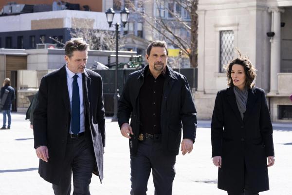 Bild 1 von 4: (v.l.n.r.) Detective Jack Lombardo (Billy Campbell); FBI ASAC Jubal Valentine (Jeremy Sisto); FBI SAC Isobel Castille (Alana De La Garza)