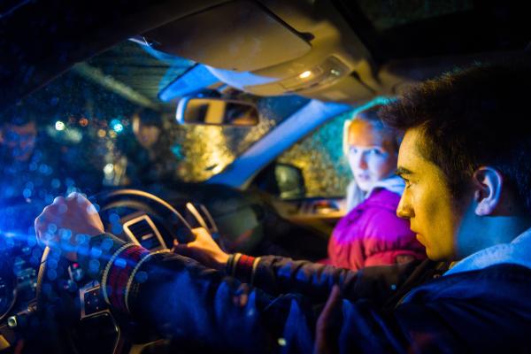 Bild 1 von 9: Ringo (Tan Julius Ipekkaya, r.) ist mit seinen Geschwistern Kim (Marie-Lou Bäumer) und Sidney auf der Flucht.