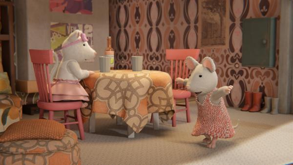 Bild 1 von 2: Julia (rechts) ist bei Ella (links) zu einem Mädchen-Nachmittag mit Käseessen eingeladen. Sam wäre auch gerne dabei, deshalb hat er mit Julia ein geheimes Zeichen ausgemacht.  Wenn ein günstiger Moment gekommen ist, soll Julia mit dem Fuß aufstampfen, dann hört es Sam im Stockwerk darunter.
© ZDF/Cielo Films/Caribara Production/SuperswissRed/M.A.R.K.13/ZDF Studios GmbH - Honorarfreie Verwendung gemäß AGB im redaktionellen Zusammenhang mit genannter Sendung bei Nennung \