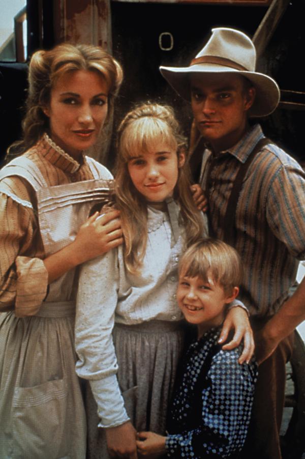 Bild 1 von 19: (1.-3. Staffel) - Als Charlotte Cooper, die Hebamme von Colorado Springs, von einer Schlange gebissen wird, ringt sie auf dem Sterbebett Dr. Quinn (Jane Seymour, l.) das Versprechen ab, sich um ihre drei Kinder Matthew (Chad Allen, r.), Colleen (Erika Flores, 2.v.l.) und Brian (Shawn Toovey, 2.v.r.) zu kümmern. Zunächst können sich die Kinder mit der neuen Situation nur schwer abfinden