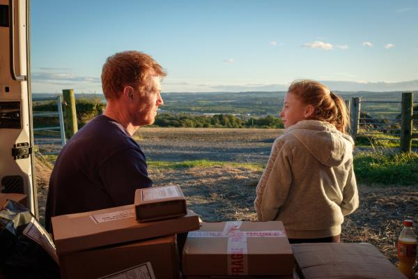 Bild 1 von 7: Trotz des großen Zeitdrucks bei der Paket-Auslieferung nimmt sich Ricky (Kris Hitchen) eine kurze Verschnaufpause mit seiner Tochter Liza Jane (Katie Proctor), die ihn ausnahmsweise begleitet.