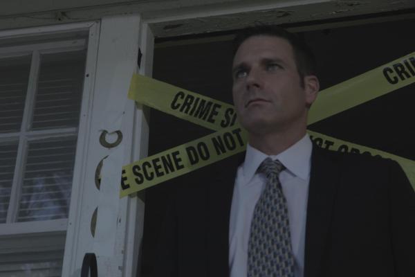 Bild 1 von 2: Der Kleinunternehmer Jamie Foster wird von einer Gruppe tot aufgefunden. Die Polizei glaubt, den Täter schnell ausfindig machen zu können, doch dann entdeckt Lt. Joe Kenda (Carl Marino), dass noch viel mehr dahinter steckt ...