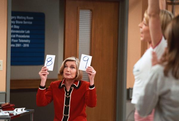 Bild 1 von 3: Endlich hat Dharma von ihrer Krankengymnastin Nancy grünes Licht in Sachen Sex bekommen. Auch Greg ist zuerst begeistert, tut sich jedoch aus Übervorsichtigkeit sehr schwer mit der Umsetzung. Schließlich bleibt ihm nichts anderes übrig, als die hilfreichen Ratschläge seiner Schwiegermutter Abby zu befolgen. Währenddessen hat Kitty Eds Lieblingssessel an Larry verschenkt. Als Ed Larry bittet, ihm das gute Stück zurückzugeben, schlägt dieser einen Spielewettstreit vor.