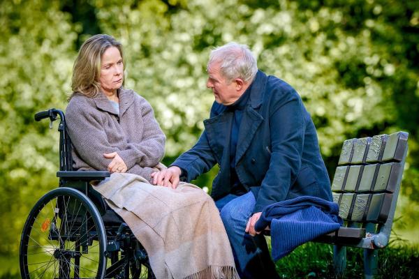 Bild 1 von 2: Sabine (Ann-Kathrin Kramer) teilt Stefan (Harald Krassnitzer) mit, dass sie so nicht weiterleben kann.