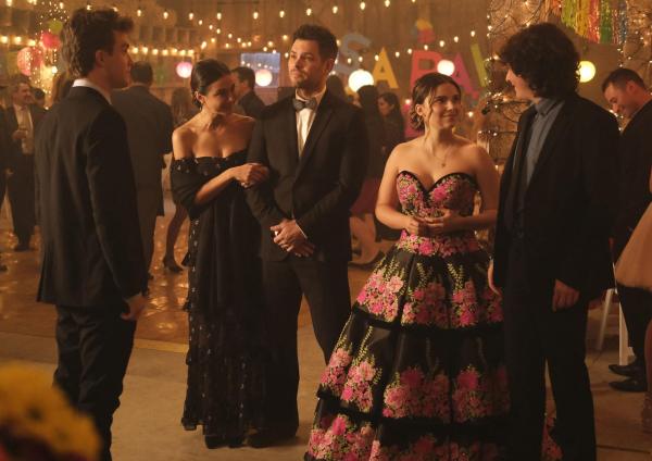 Bild 1 von 5: (v.l.n.r.) Jonathan Kent (Jordan Elsass); Lana Lang Cushing (Emmanuelle Chriqui); Kyle Cushing (Erik Valdez); Sarah Cushing (Inde Navarrette); Jordan Kent (Alex Garfin)