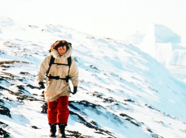 Bild 1 von 3: In der Eiswüste Grönlands hofft Smilla Jaspersen (Julia Ormond) Antworten zu finden.
