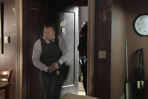 Bild 1 von 9: Mit vollem Körpereinsatz stürmt Danny (Donnie Wahlberg) die Wohnung eines Terrorverdächtigen. Doch er kann nur zwei der drei angekündigten Bomben sicherstellen ...