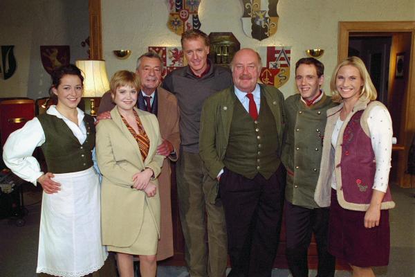 Bild 1 von 1: Im Bild (v.li.): Julia Cencig (Lisa), Birgit Linauer (Pepi), Günter Mack (Emil Czikowski), Albert Fortell (Felix Hofstätter), Hans Kraemmer (Josef Schimek), Andreas Ban (Lukas), Simone Heher (Gabi Ollinger).