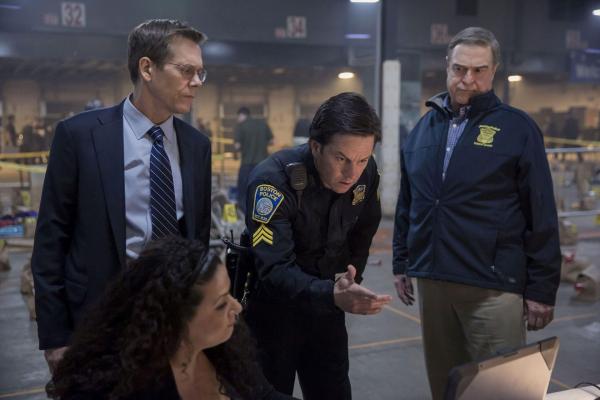 Bild 1 von 8: (v.l.n.r.) Special Agent Richard DesLauriers (Kevin Bacon); Tommy Saunders (Mark Wahlberg); Commissioner Ed Davis (John Goodman)