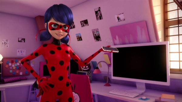 Bild 1 von 3: Als Marinette auf ein Mädchen namens Manon aufpasst, wird es von Hawk Moth in den Puppeteer verwandelt. Er befiehlt ihr, Marinettes Puppen an sich zu nehmen, um Superhelden und Superbösewichter zu kontrollieren, und ihm Cat Noirs und Ladybugs Miraculous zu bringen.