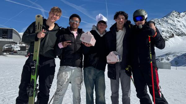 Bild 1 von 1: Luke, Azad, Nick, Lorian und Cay erleben heute den perfekten letzten Tag auf dem Gletscher - die einen mit Torten, die anderen mit Skiern.