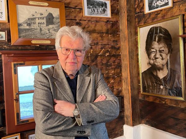 Bild 1 von 14: Im Bild: Fotograf Peter Czermak vor Büchsenmacher Rosl.