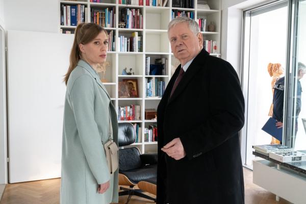 Bild 1 von 13: Eva Sternberg (Isabel Berghout) spricht am Tatort mit Oberstaatsanwalt Bernd Reuther (Rainer Hunold).