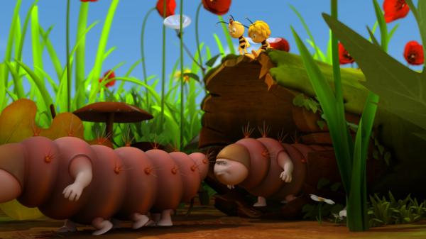 Bild 1 von 8: Maja und Willi beobachten die Raupenwanderung.