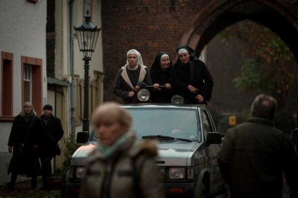 Bild 1 von 13: Autofahren mal anders: Ein netter Mann bringt die Schwestern zurück in ihr Kloster. (v.l.n.r. Alina Levshin, Gertrud Roll, Suzanne von Borsody).