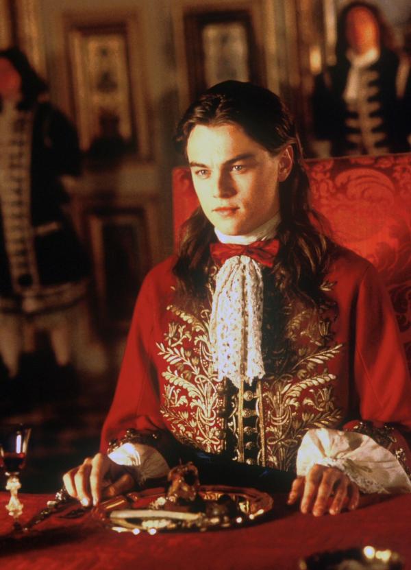 Bild 1 von 11: Als Zwillingsbruder ist Phillippe (Leonardo DiCaprio) dem König Ludwig XIV wie aus dem Gesicht geschnitten. Mit seiner Hilfe entwerfen nun die drei Musketiere einen Plan zum Sturz des Tyrannen ...