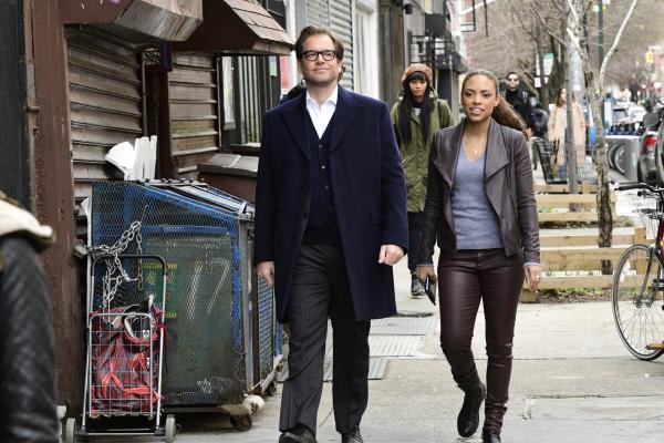 Bild 1 von 17: Nachdem Modedesignerin Nella Wester auf ihrer Modenschau vergiftet wurde, sind Bull (Michael Weatherly, l.) und Danny (Jaime Lee Kirchner, r.) auf dem Weg zum Atelier der Designerin, um ihre Mitarbeiter zu befragen. Wer ist verdächtig?
